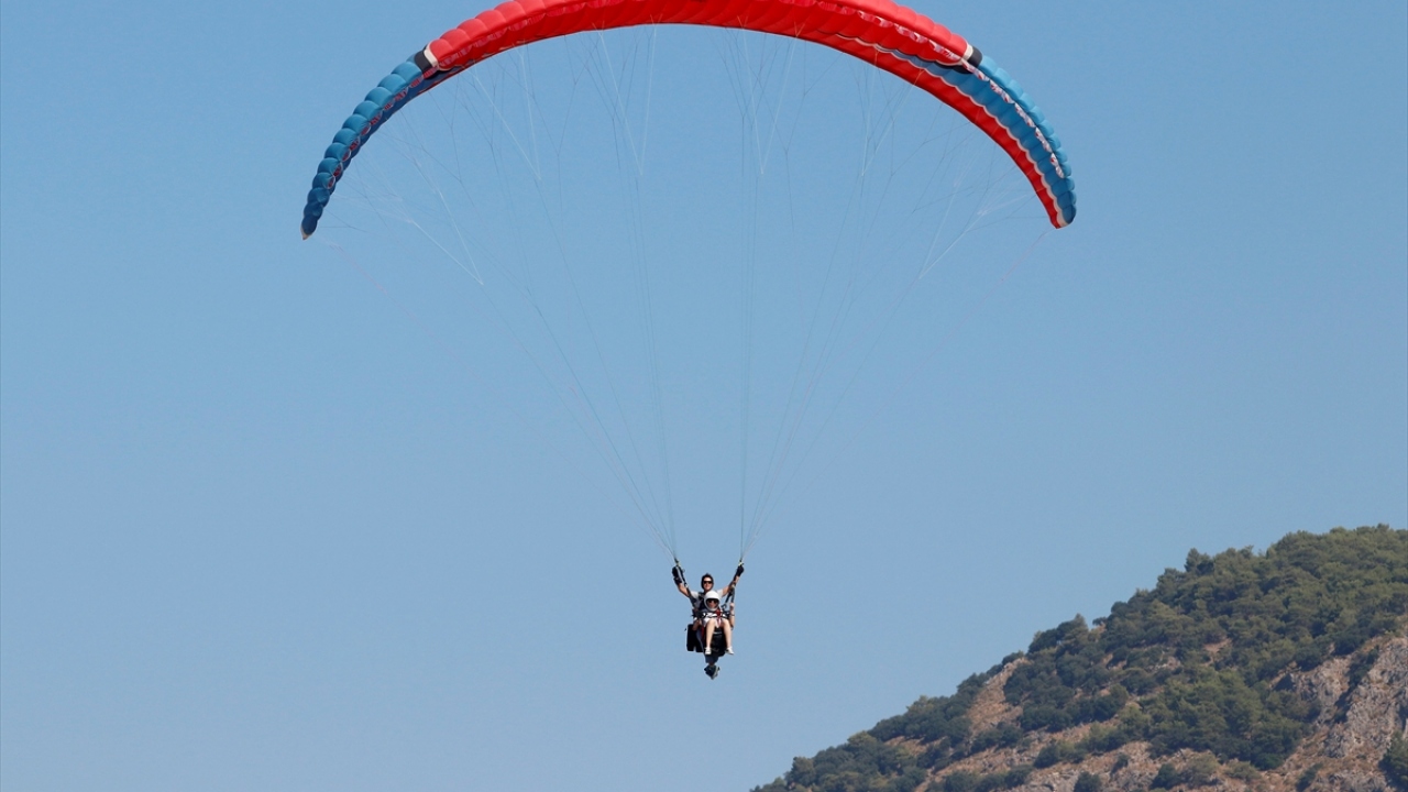 Ölüdeniz Yamaç Paraşütü Kooperatifine bağlı, farklı firmalarda çalışan 300 yamaç paraşütü pilotunun arasında, 7 kadın tandem (ikili) uçuş yapıyor.