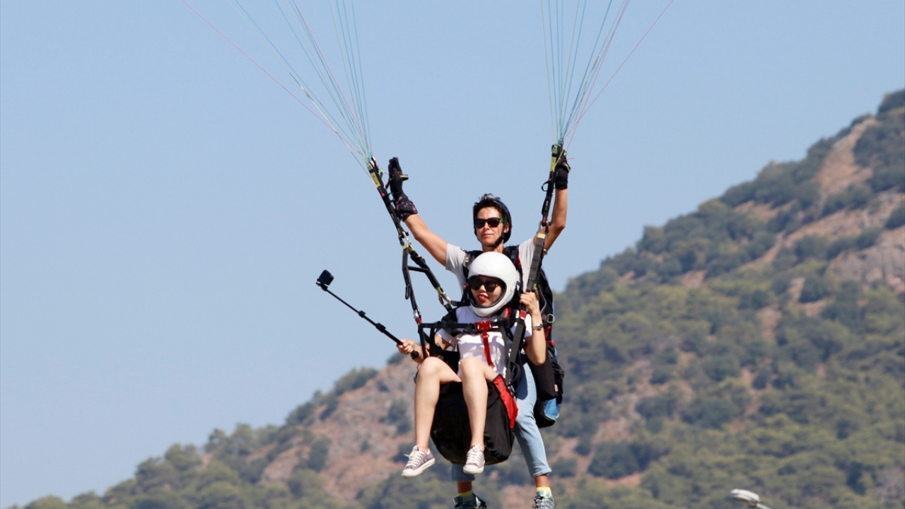 Pilotlar, adrenalin tutkunlarının eşsiz manzarada heyecan dolu dakikalar yaşamasına aracılık ediyor.