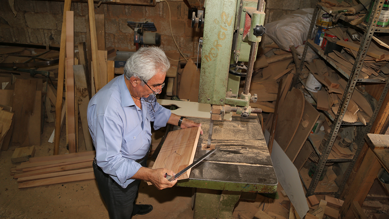 Sancaktar Mahallesi`nde yaşayan ve "Neccar Osman" olarak tanınan 65 yaşındaki Osman Nergiz, ahşap oymacılığı mesleğini dedesi ve babasından öğrendiği yöntemlerle devam ettiriyor.