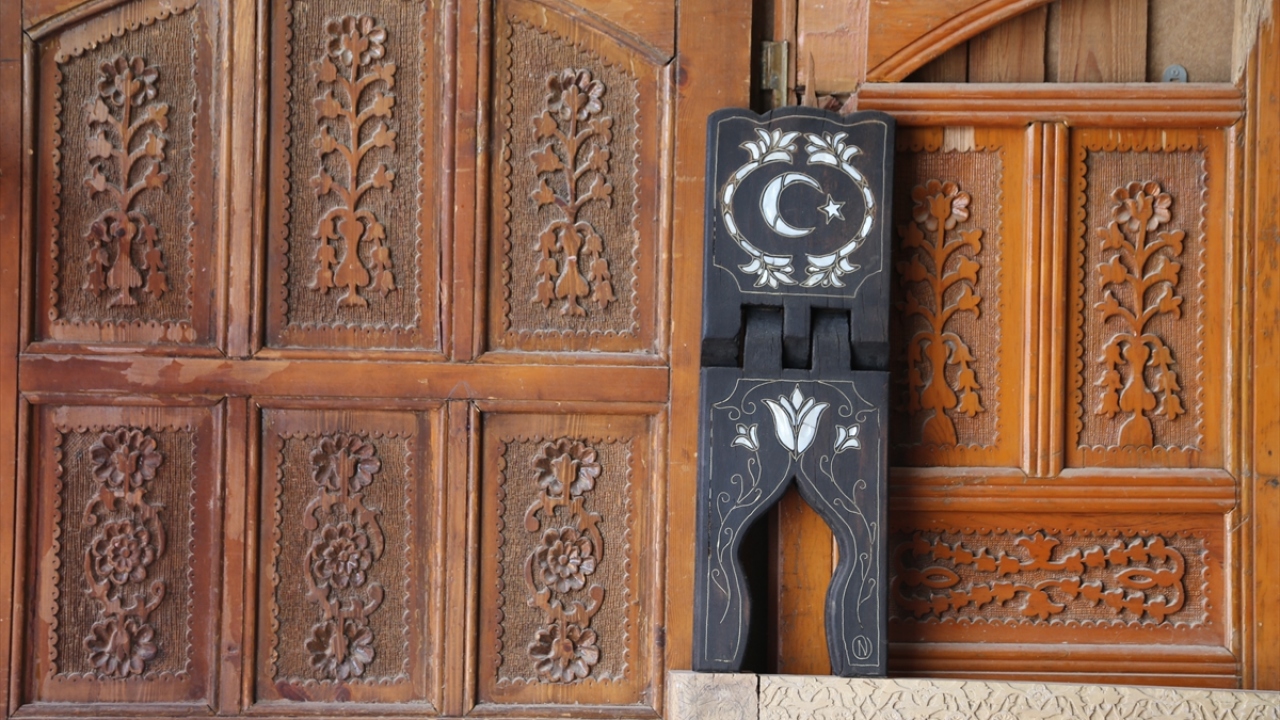 "Eserlerimde çizdiğim yaklaşık 300 figürü işliyorum"