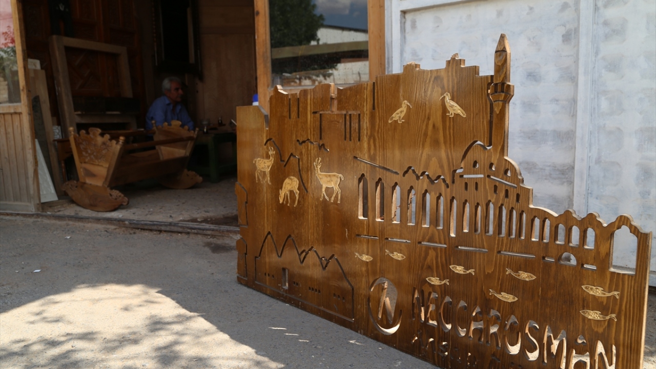 Dedesinin adını taşıyan 10 yaşındaki Osman Nergiz de ileride dedesi gibi çok iyi bir ahşap oyma ustası olmayı isteğini ifade etti.