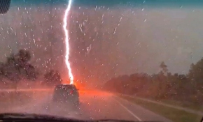 Otoyolda seyreden aracın üzerine yıldırım düştü