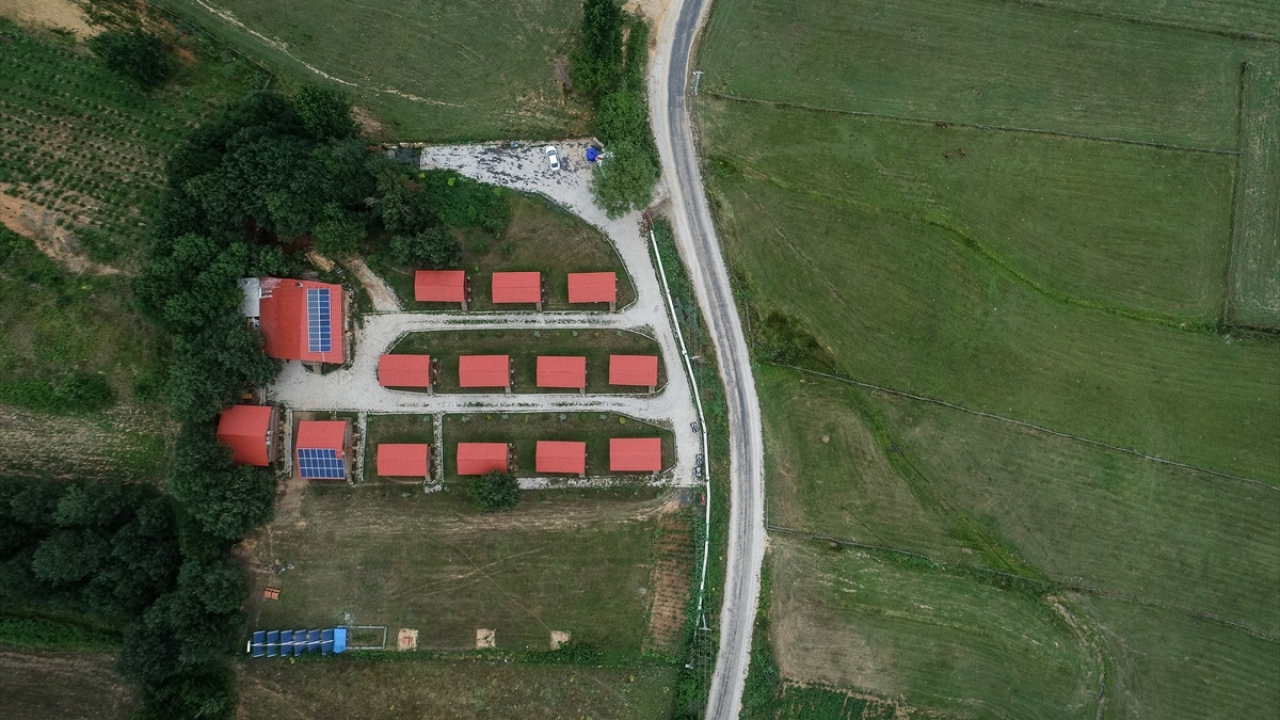 Araştırmalarının ardından araziye bungalovlardan oluşan turistik tesis kurmaya karar veren Turan, köylülerin "Buraya kimse gelmez." sözlerine aldırış etmeden projesini TKDK`ya sundu.