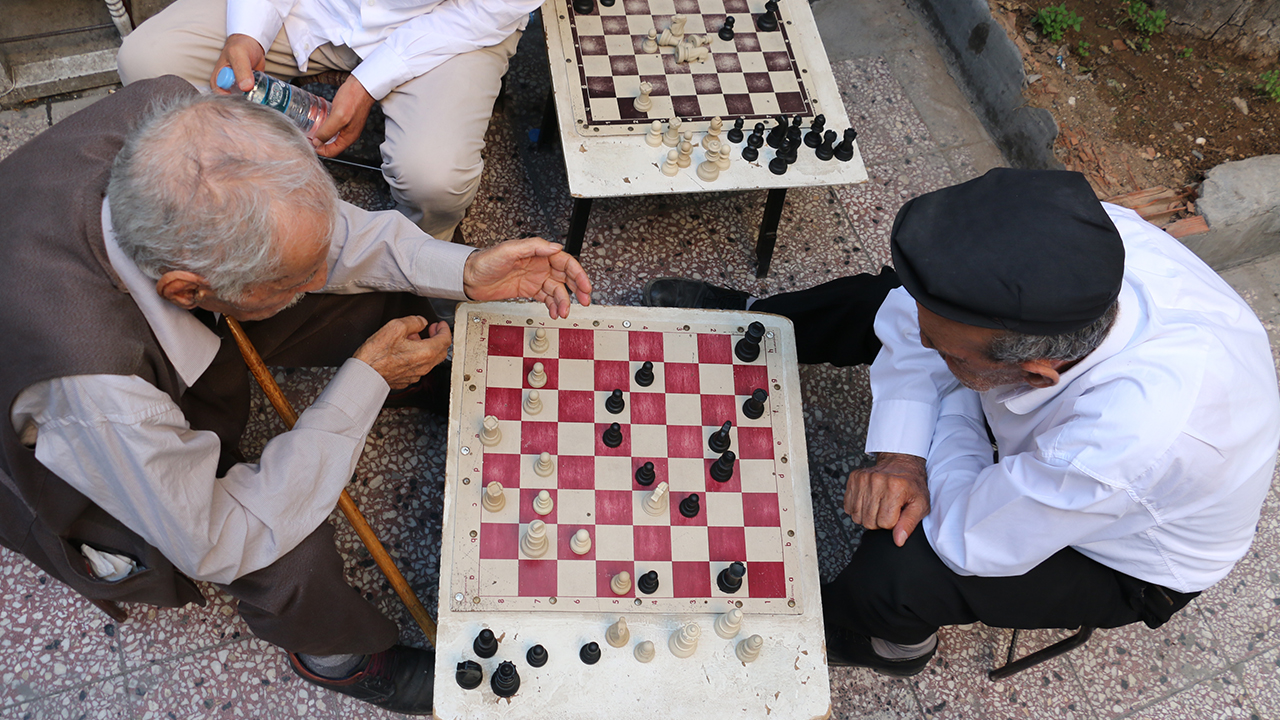 Cumhuriyet Caddesi`ndeki eski Kasaplar Çarşısı`nda 30 yıldır hizmet veren Satranç Kahvesi, kentte ileri yaşta satranca merak duyanların buluşma noktası.