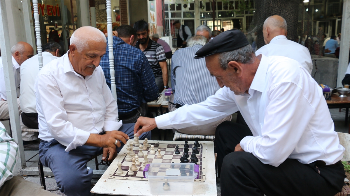 Yudumladıkları çay eşliğinde satranç oynayan vatandaşlar, bunun gelecek nesillere aktarılması için de gençlere örnek oluyor.