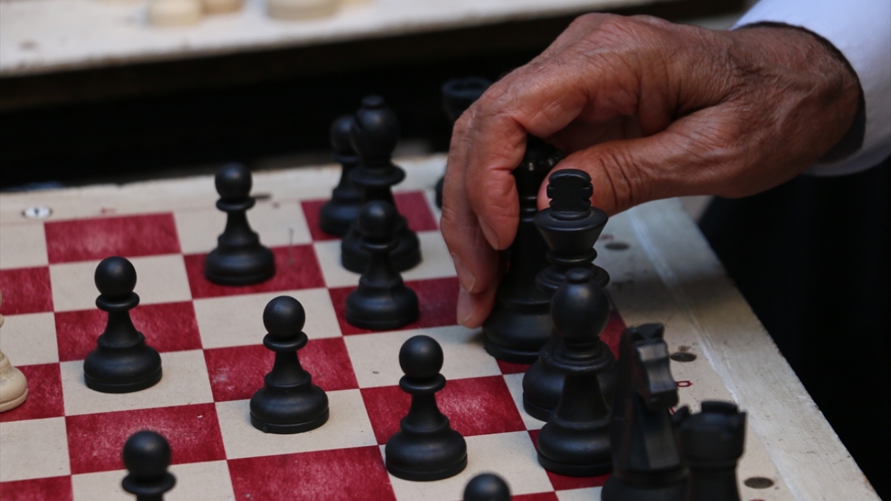 Kimi yanındaki arkadaşından kimi de merakla oynayanları izleyerek satranç öğrenen vatandaşlar, yapılan hamleleri pürdikkat takip ediyor.