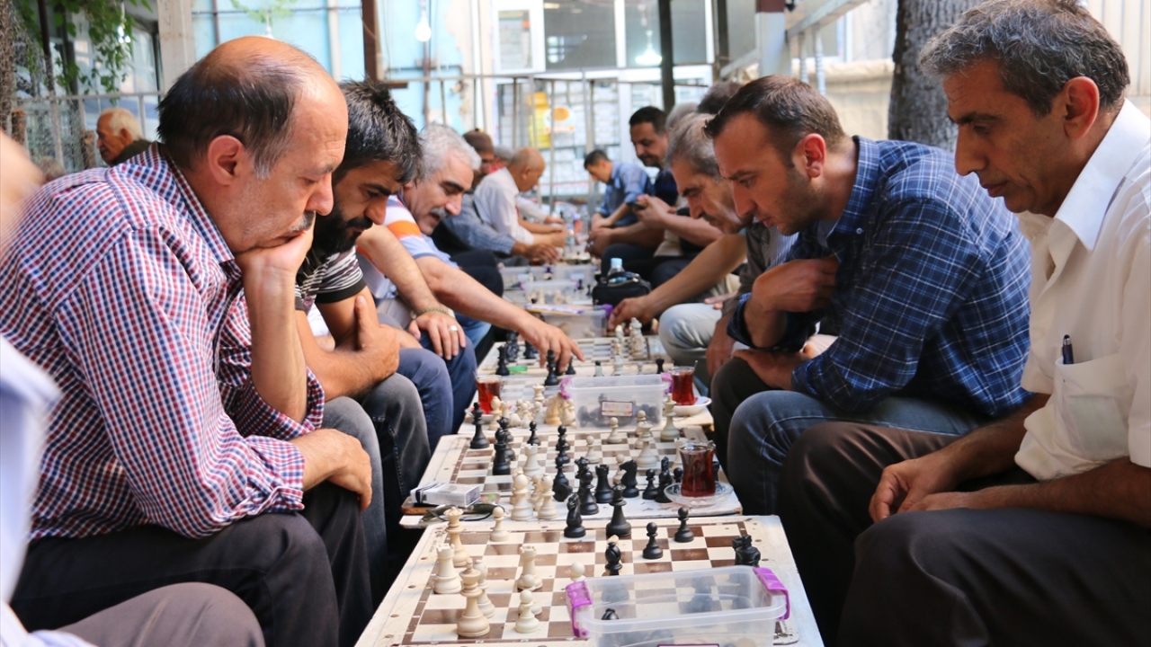 Kurduğu Siirt Satranç Gençlik Spor Kulübü Derneğinin başkanlığını da yaptığını anlatan Kılıç, satranç sevdasının her geçen gün arttığını dile getirdi.