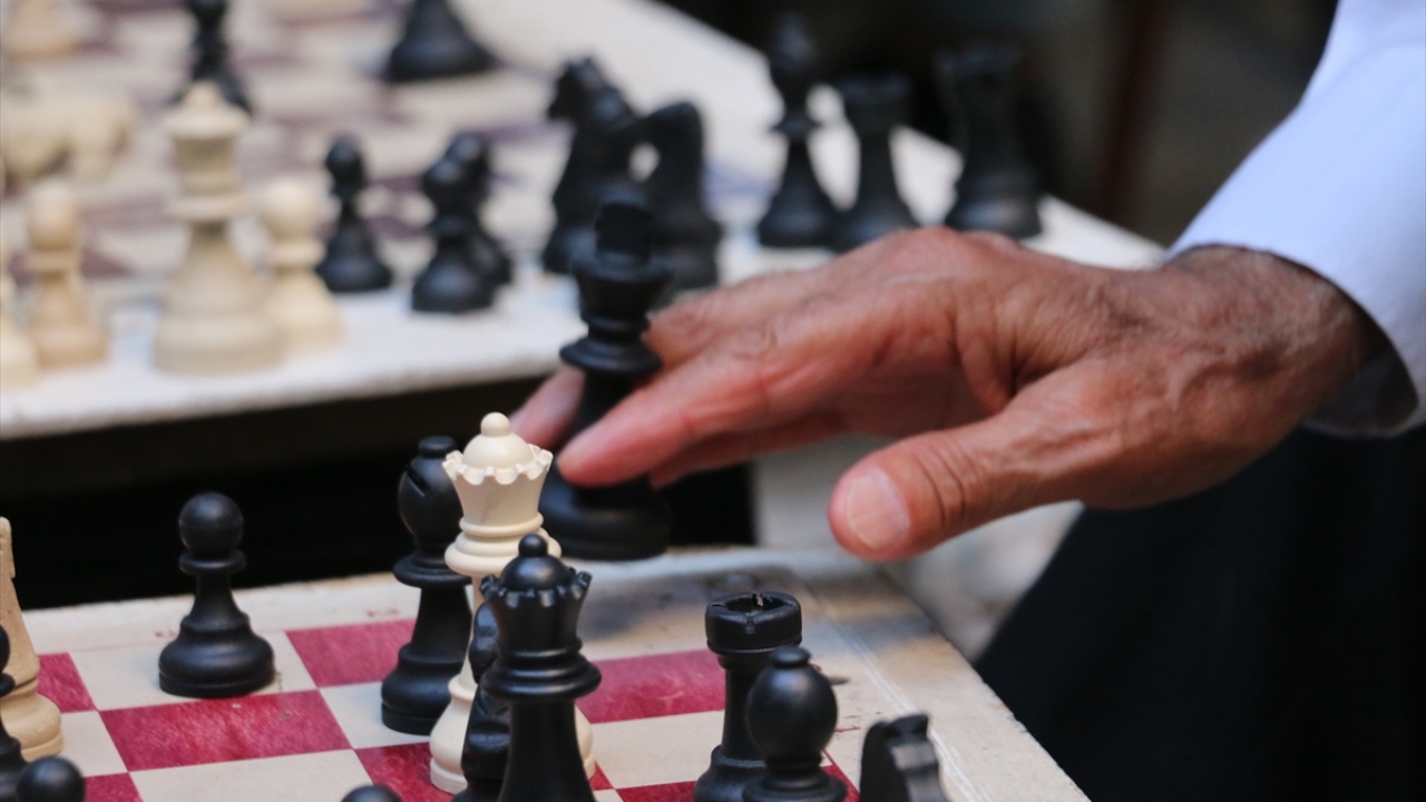 Kahvede öğrendi, kitabını yazdı 