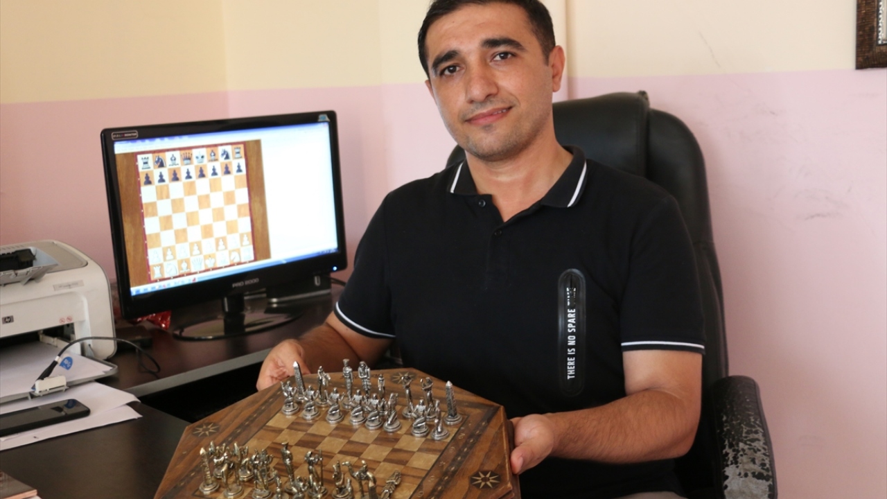 Kahvede öğrendiği ve merak duyduğu satrançta milli takım antrenörü olan İhsan Kılıç, yaptığı açıklamada, kentte satranç kültürünün çok eskilere dayandığını söyledi.