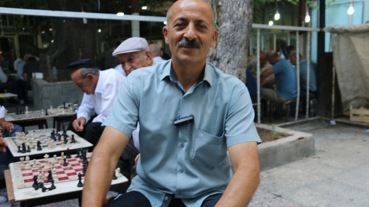 Kahvesi satrançseverlerle doluyor