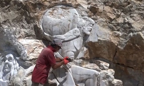 Edremitli sanatçı dağlara resim ve heykel yapıyor