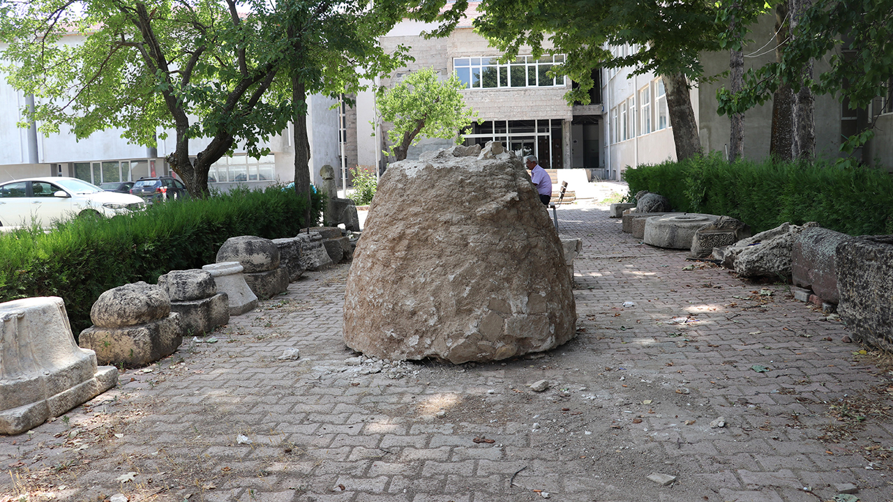 İlçeye bağlı Akdemir Köyü İnanç mezrası kırsalında, traktörüyle tarlasını süren bir çiftçi, pulluğa sert bir cismin takıldığını fark etti.