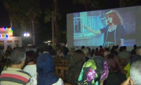 Antalya'daki Yeşilçam sokağında her akşam sinema keyfi