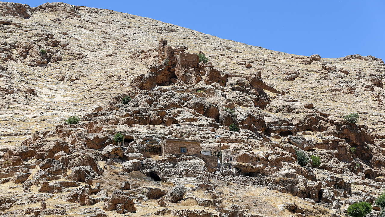 Mardin`in Nusaybin ilçesine bağlı Eskihisar Mahallesinin kimi sakinleri kış aylarını evlerinde, sıcak geçen yaz aylarını ise mağarada geçiriyor.