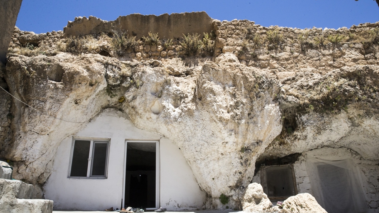 İlçeye bağlı yaklaşık 150 nüfuslu Eskihisar Mahallesinde yaşayan vatandaşlardan bazıları sıcaktan korunmak için evlerinin önündeki mağaraları yazlık ev olarak kullanıyor.