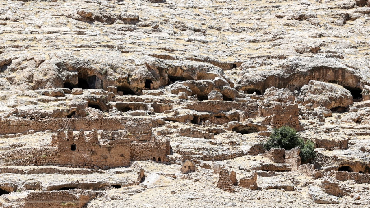 Mağaraların girişine kapı yaptıklarını, içini de dizayn ederek, yaşam için uygun hale getirdiklerini ifade eden Aslan, bu mağaralar sayesinde yaz aylarında serin bir yaşam sürdüklerini anlattı.