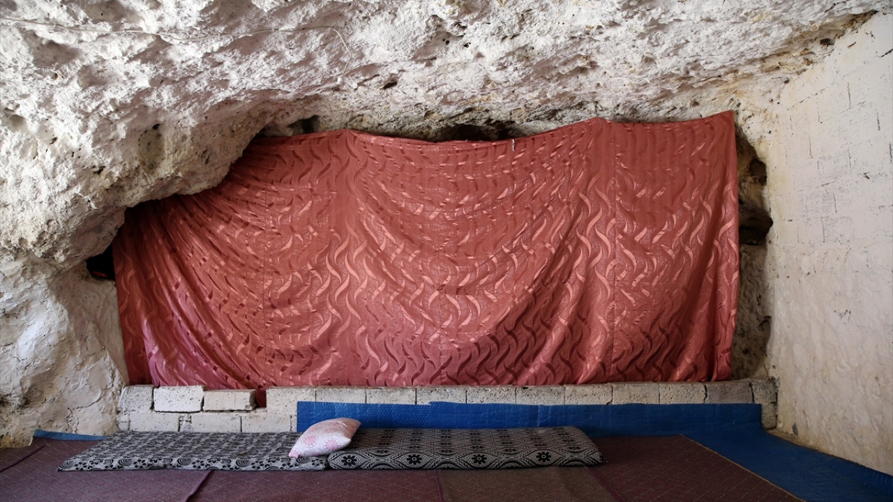 Klima ve buzdolabına ihtiyaç duyulmayan "mağara evler" ortamıyla, misafirlerin de ilgisini çekiyor.