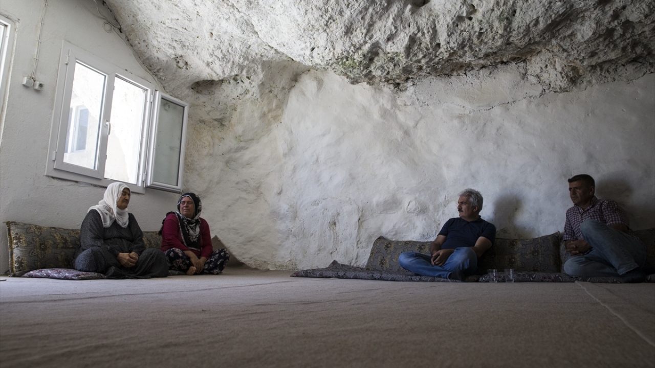 Mahalle sakinlerinden Zinarin Aslan, yaptığı açıklamada, bazı köy sakinleri olarak yıllardır ayakta kalan mağaraları yaz aylarında barınma amaçlı kullandıklarını söyledi.