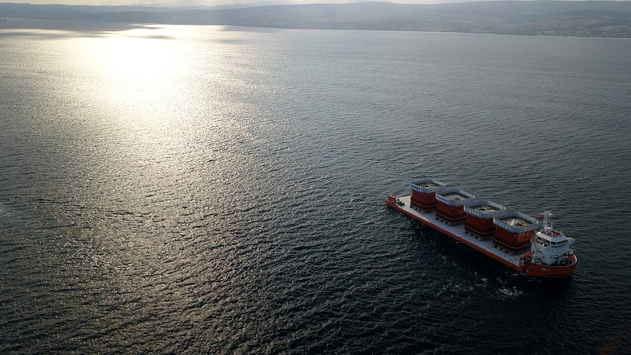 Gelibolu ilçesi Sütlüce ve Lapseki ilçesi Şekerkaya mevkileri arasında inşası süren 1915 Çanakkale Köprüsü`nün ıslak havuzdaki kule kesonlarında, çelik şaft montajı çalışmaları sona erdi. 