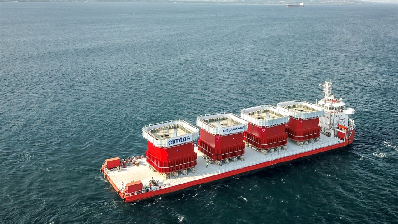 Asya yakasında, Lapseki`nin Şekerkaya mevkisinde yerleştirilecek kesonun batırılması için ise 25 Mayıs`ta, Ulaştırma ve Altyapı Bakanı Cahit Turhan`ın da katılımıyla tören düzenlendi. 