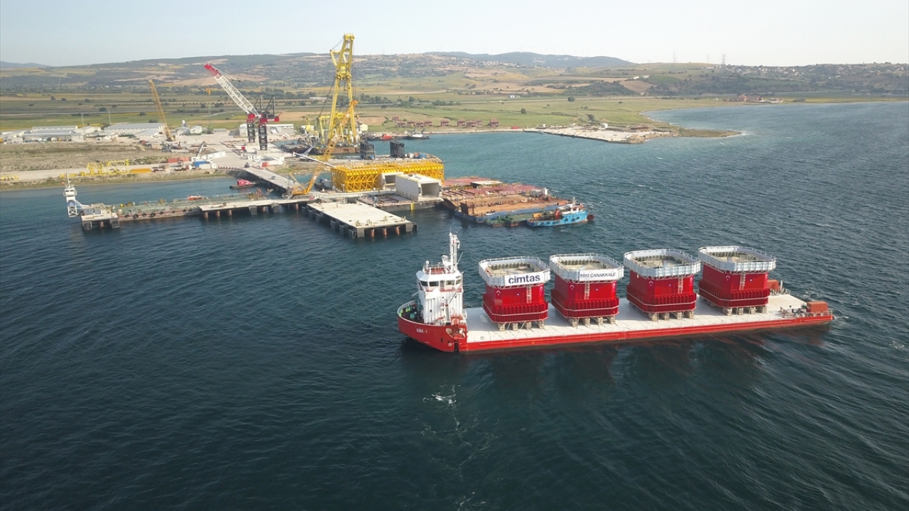 Törenin ardından batırma çalışması başlayan, 74 metre genişliğinde, 83,3 metre uzunluğunda, 20 metre yüksekliğinde ve 54 bin 800 ton ağırlığındaki Asya yakasına ait kule kesonu saatte 40 santimetre batma hızıyla yaklaşık 24 saatte dip montajına ulaştı.