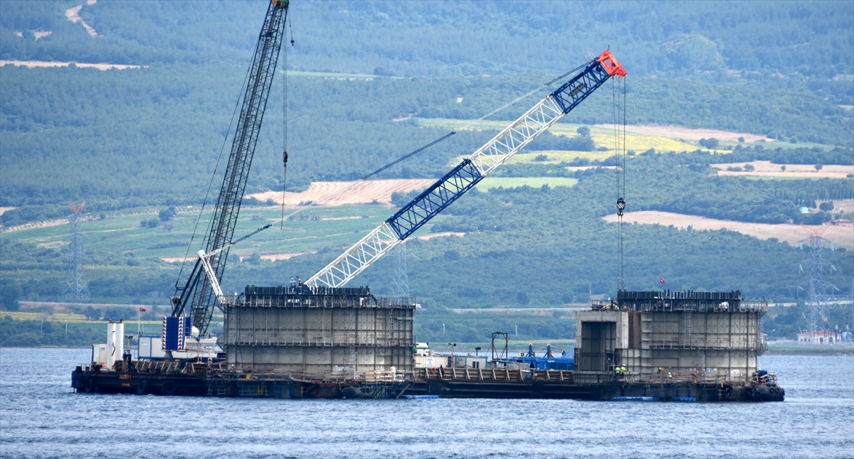 Köprünün diğer bloklarının imalatının sürdüğü, tamamlanmalarının ardından Çanakkale`ye gönderilecekleri öğrenildi.