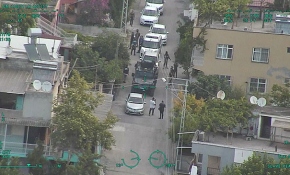 Aranan kişilere yönelik operasyon polis kamerasında