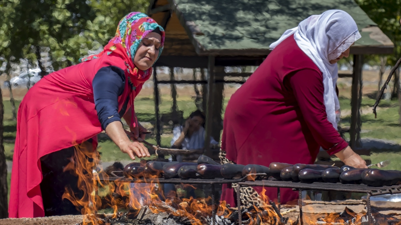 Babaganuç için patlıcan közleyen Sevda Bozabak, yaptığı açıklamada, arkadaşları ve akrabalarıyla kış hazırlığı için bir araya geldiklerini söyledi.