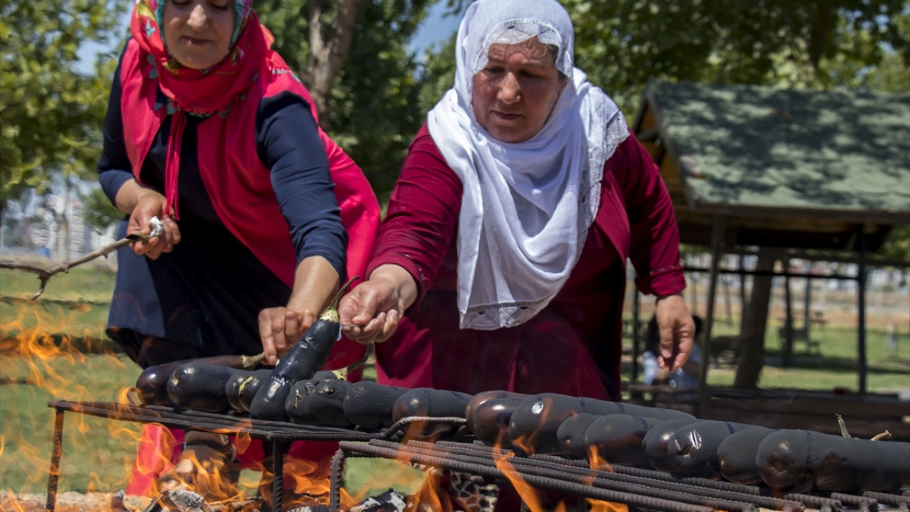 Bozabak, yöresel bir yemek olan babaganucu çok sevdiklerini belirterek, közledikleri patlıcanları kış mevsiminde babaganuç yapmak için derin dondurucuda sakladıklarını belirtti.