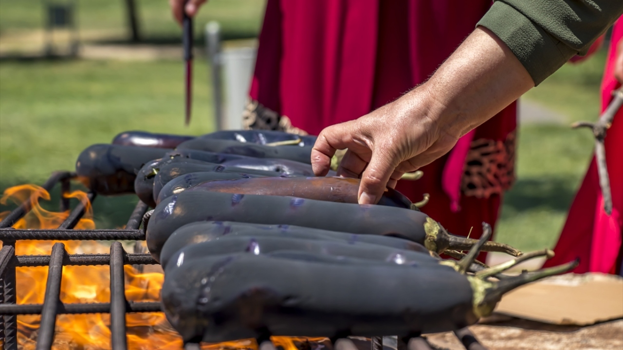 Bağlar ADEM Koordinatörü Arzu Çetin ise, bu yöresel lezzetin, mangal ateşinde közlenen patlıcanların soyulduktan ve tereyağında kavrulduktan sonra çeşitli baharatlar, kıyma, biber, yoğurt gibi isteğe bağlı katılan ürünlerle de hazırlandığını belirtti.