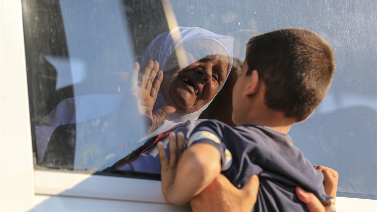 Hacı adayları, yakınlarıyla vedalaştı.