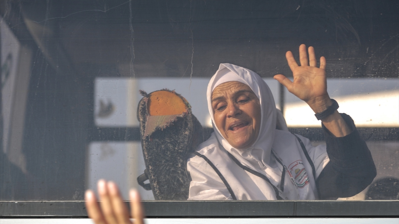 Gazze`deki İçişleri ve Ulusal Güvenlik Bakanlığından yapılan yazılı açıklamada, Gazzeli ilk hacı kafilesinin, sabah saatlerinde Refah Sınır Kapısı`ndan Suudi Arabistan`a hareket ettiği belirtildi.  