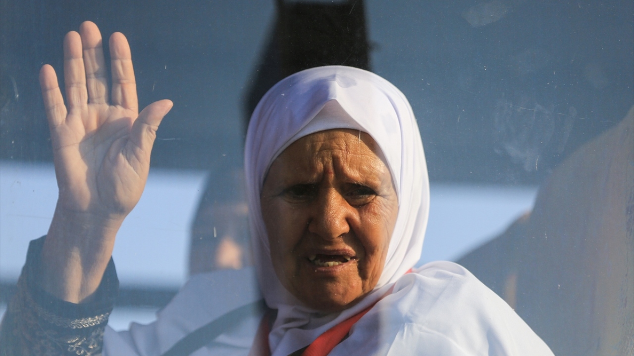 Bakanlık, bu sene 4 bin 200`ü Batı Şeria, 2 bin 800`ü Gazze`den olmak üzere yaklaşık 7 bin Filistinlinin hac ibadeti için kutsal topraklara gitmesinin planlandığı bilgisini verdi. 