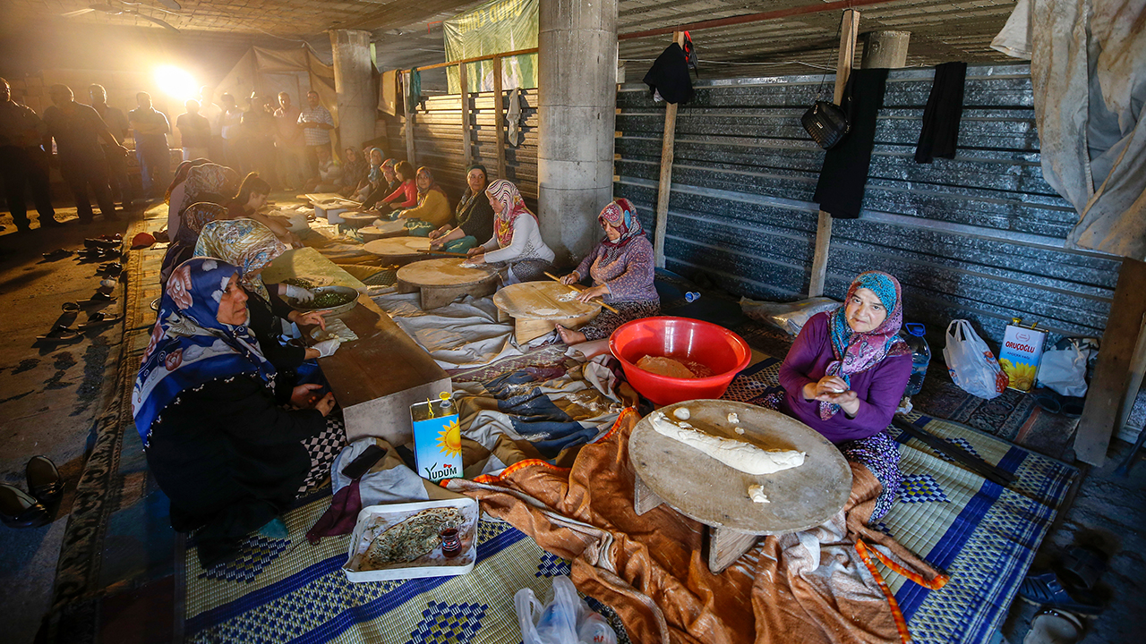 Antalya`da aralarında engellilerin de bulunduğu 70 kadın, dört yıldır gözleme yapıp satarak mahalle camisinin yapım masraflarını karşılıyor 
