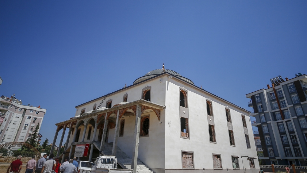 Hüsnü Karakaş Mahallesi`ndeki Uhud Camisi`nin kentsel dönüşüm nedeniyle birkaç yıl önce yıkılmasına karar verildi.
