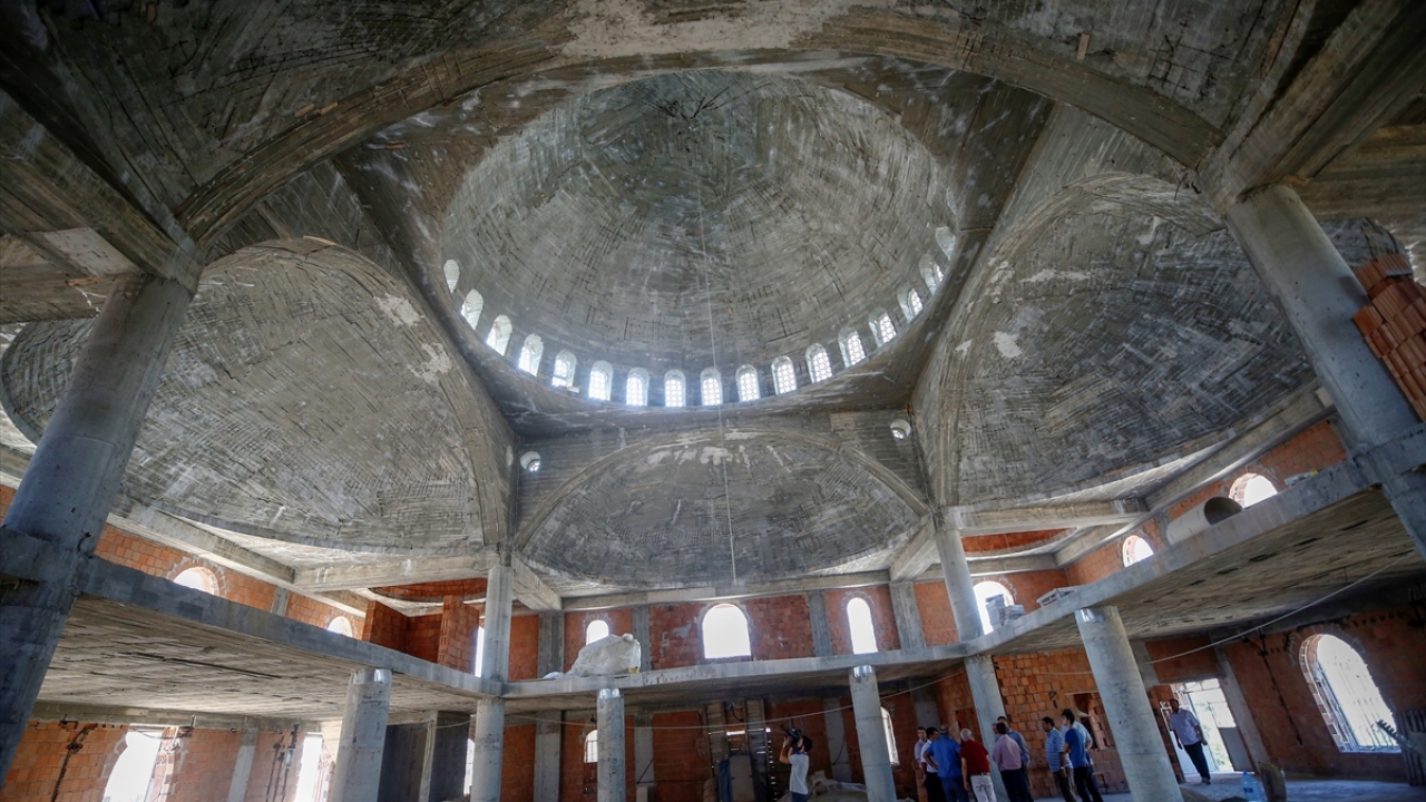 Elde edilen gelirle Uhud Camisi Yaptırma ve Yaşatma Derneğince 2016`nın nisan ayında yeni caminin temelleri atıldı.