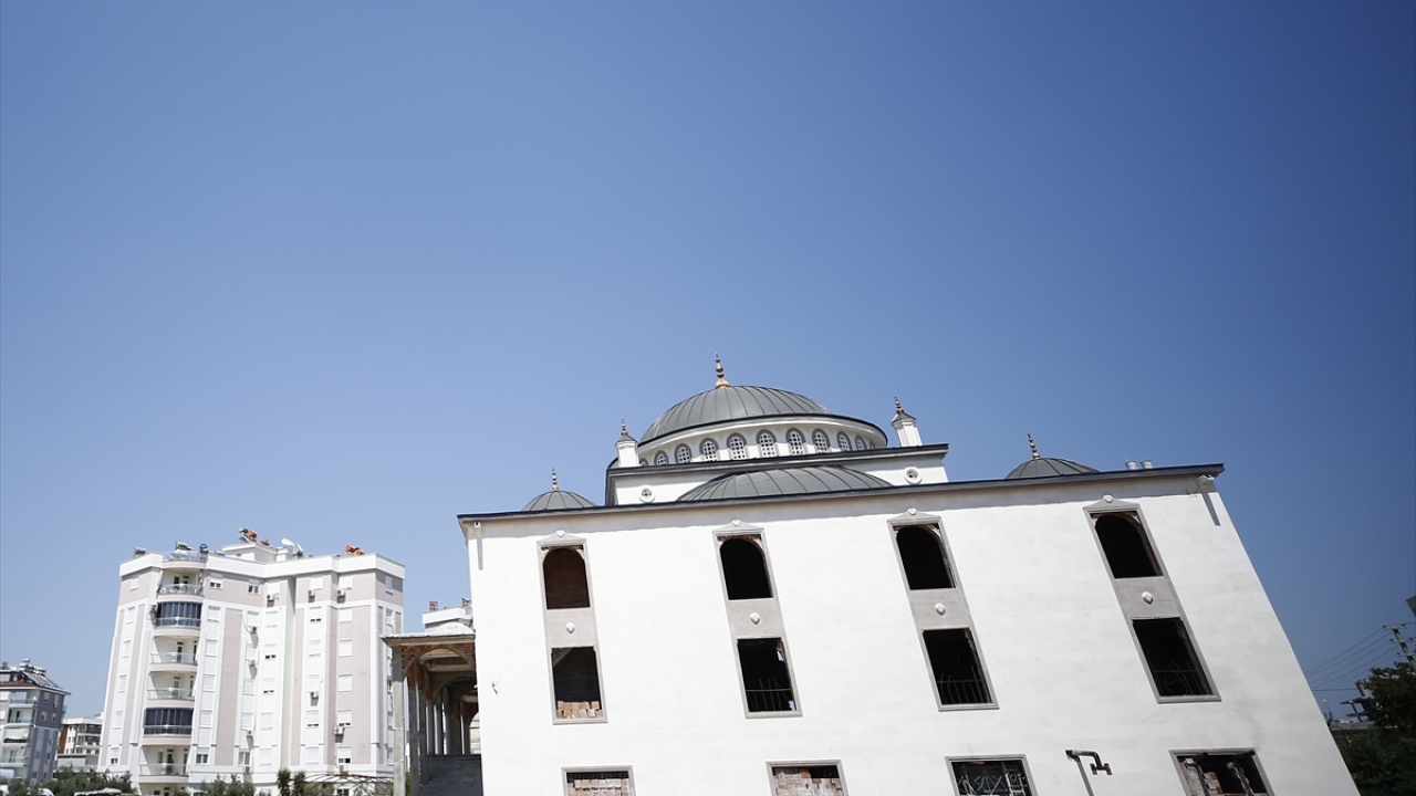 Caminin tamamlanması için, aralarında iki engelli çocuğunu evde bırakan, engelli olduğu için tekerlekli sandalyeyle gelen, yaşlı olduğu için bastonuyla yürüyen kadınların da bulunduğu 70 ev hanımı, her cuma sabah ezanıyla yola koyuluyor.