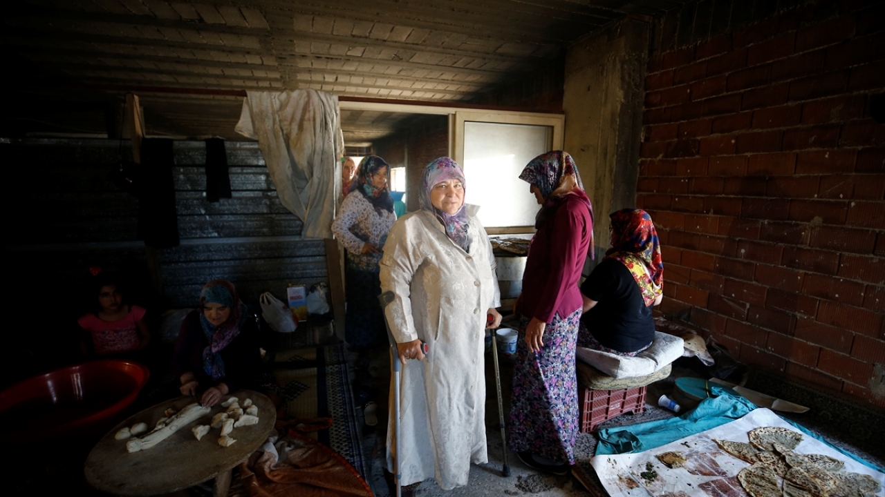 Sabahın ilk ışıklarında gözleme yapmaya başlayan kadınların tek amacı, mahallelerini camiye kavuşturmak. 