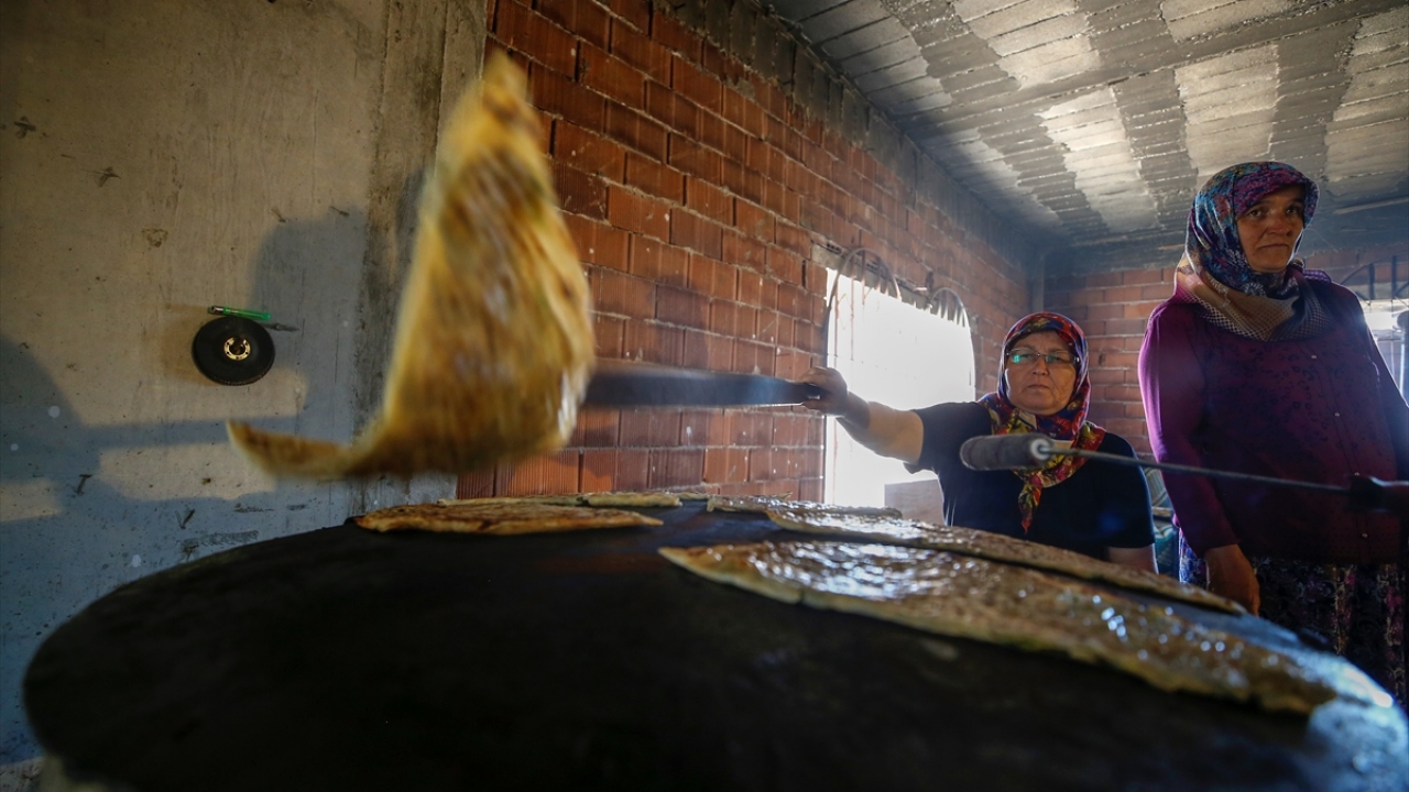 Özenle hazırlanan gözlemeler, dört yıldır kadınların eşleri tarafından farklı camilerde cemaate satılıyor.