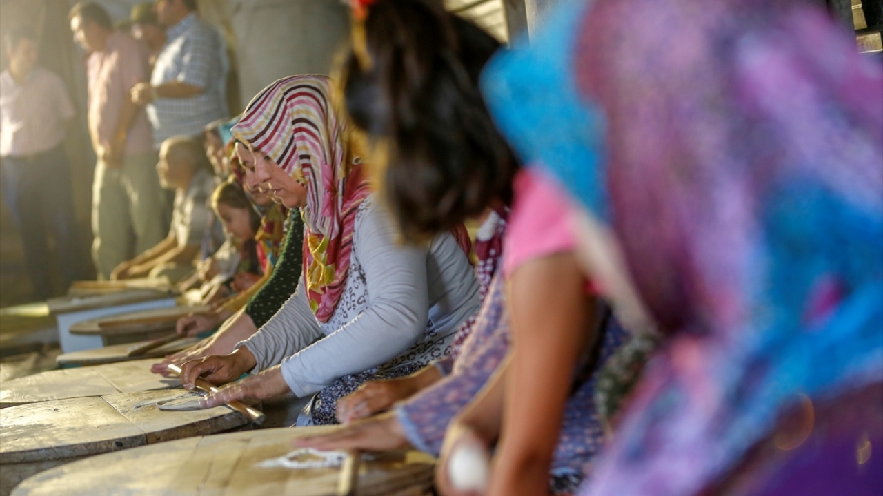 Engelli olan Ayşe Taşar, yatalak eşini kaybettiğini, para vererek katkıda bulunamadığı için gözleme yaparak camiye destek olmaya çalıştığını dile getirdi.