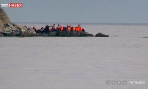 Göçmenleri taşıyan bottaki kavga kameralara yansıdı