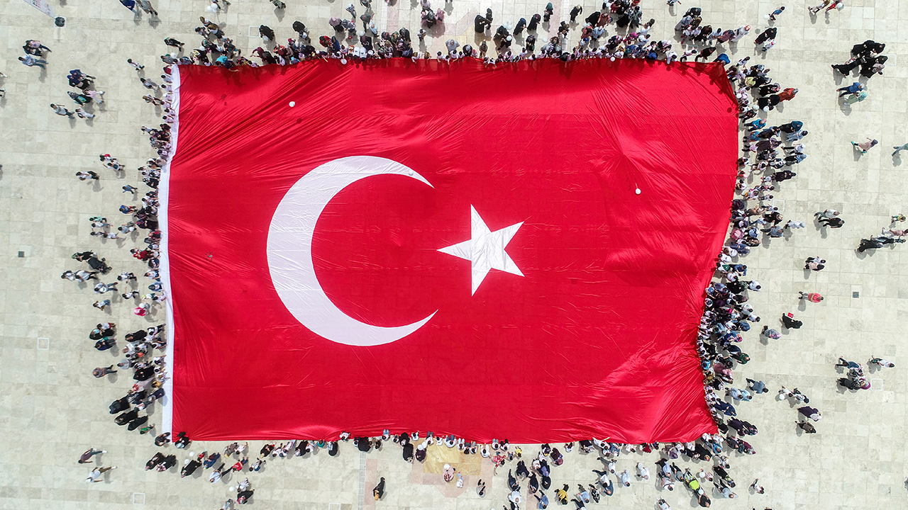 Şenlikte, Kuran kursu öğrencileri tarafından, 15 Temmuz hatırasına 1453 metrekarelik dev Türk Bayrağı açıldı.