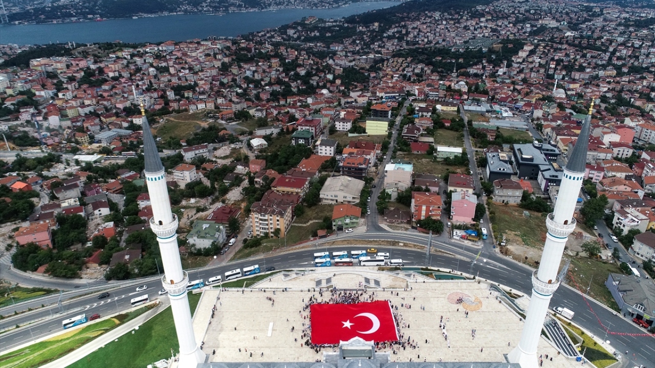 İstanbul`un yeni sembollerinden biri olan Büyük Çamlıca Camisi`nin avlusunda gerçekleştirilen şenlik, caminin Kuran kursu öğrencileri Ahmet Emre Belge ile Necip Fazıl Belge tarafından okunan sela ile başladı. 