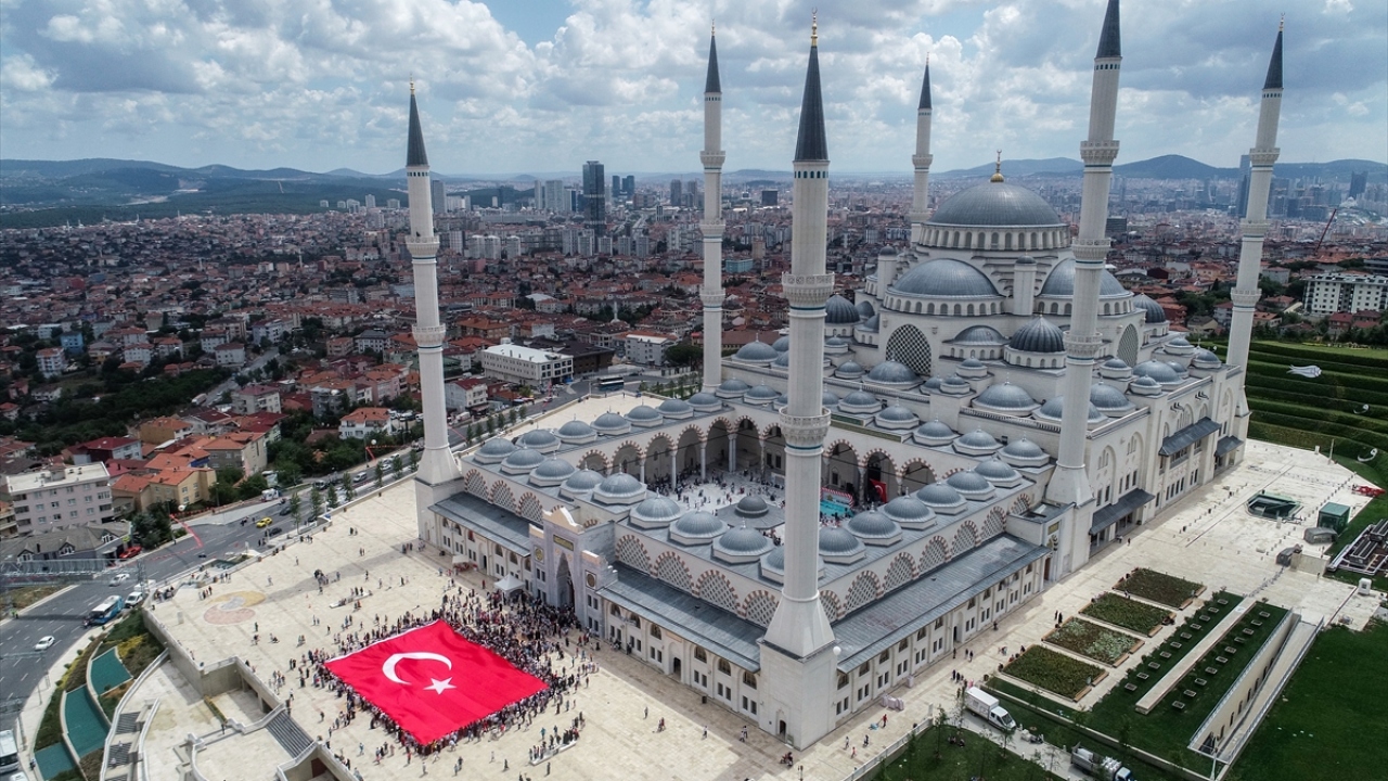 AK Parti Genel Başkan Yardımcısı Vedat Demiröz, şenlikte yaptığı konuşmada, camilerde her cuma vaaz verildiğini, etkinliklerin yapıldığını ama bunların içinde en değerlisinin bugün gerçekleştirilen şenlik olduğunu söyledi.