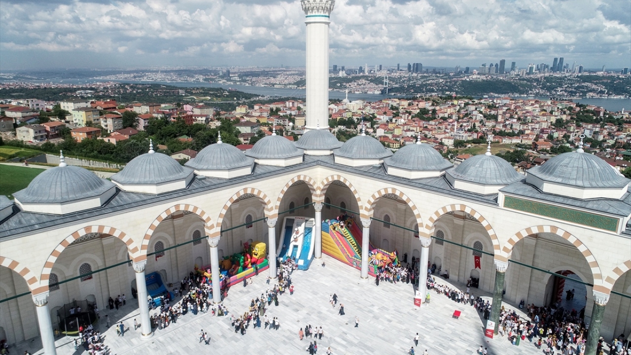 Bir ülke yönetiminde ekonominin, güvenliğin, adaletin önemli olabildiğini ama en önemlisinin ülkenin geleceği çocuklar olduğunu ifade eden Demiröz, bunu idrak ederek bu etkinliği düzenleyen büyüklere teşekkür etti. 