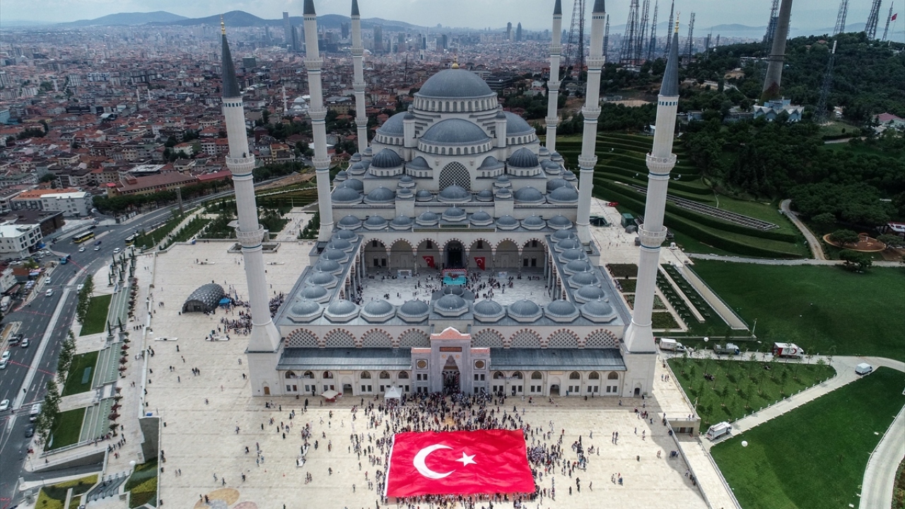 Protokolün de katılımıyla, 15 Temmuz`da şehit ve gazi olanların hatırası için 1453 metrekarelik Türk bayrağı açıldı. 