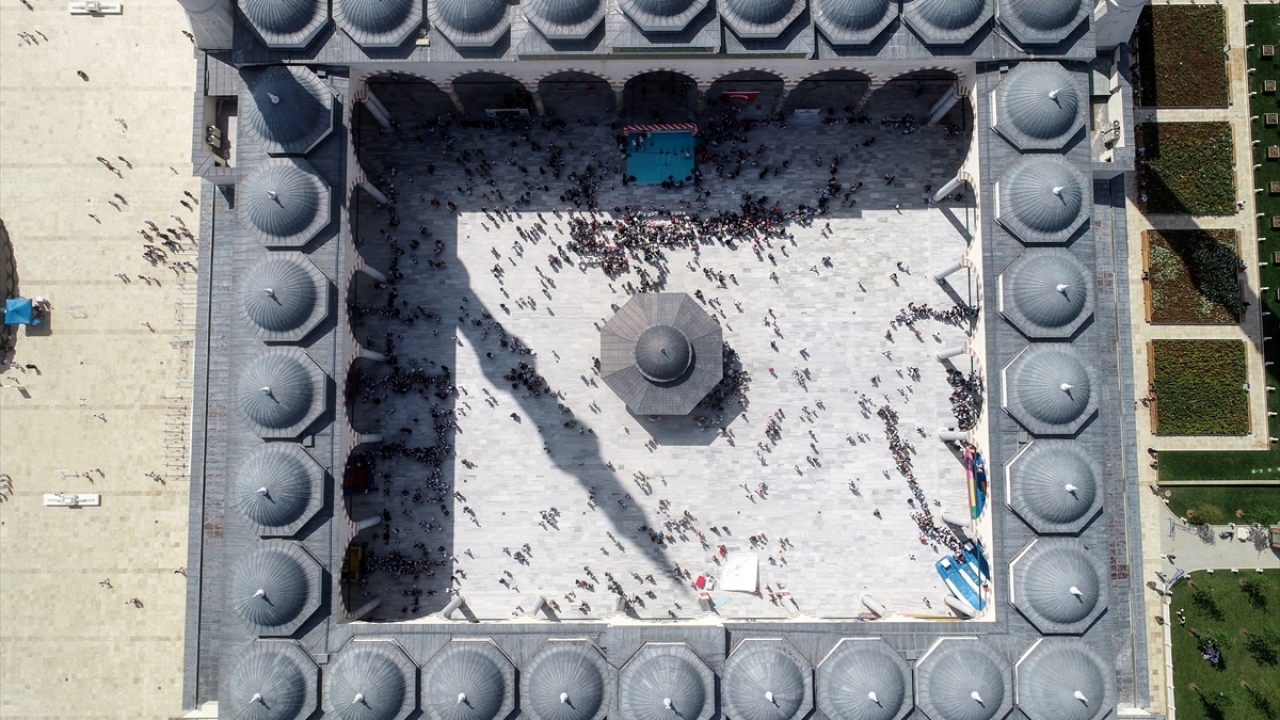 Üsküdar Belediye Başkanı Hilmi Türkmen de çocukların, bu ümmetin en büyük zenginliği olduğunu dile getirdi. 