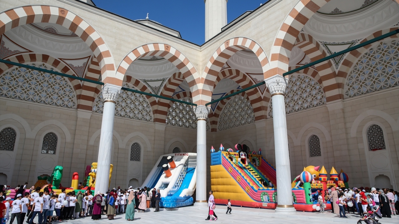 Etkinliğe katılan çocuklar, Türk Kızılayı Üsküdar Şubesi gönüllülerinin arkasında tek sıra halinde ilerleyerek dış avluya çıktı.