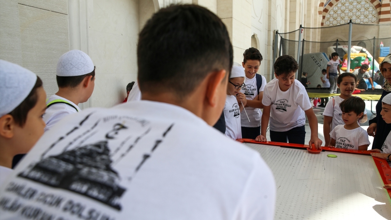 Şenlikte Yusuf Belge`nin koordinatörlüğü Hüseyin İpek`in şefliğinde Üsküdar Müftülüğü Çocuk İlahi Korosu, ilahiler söyledi.