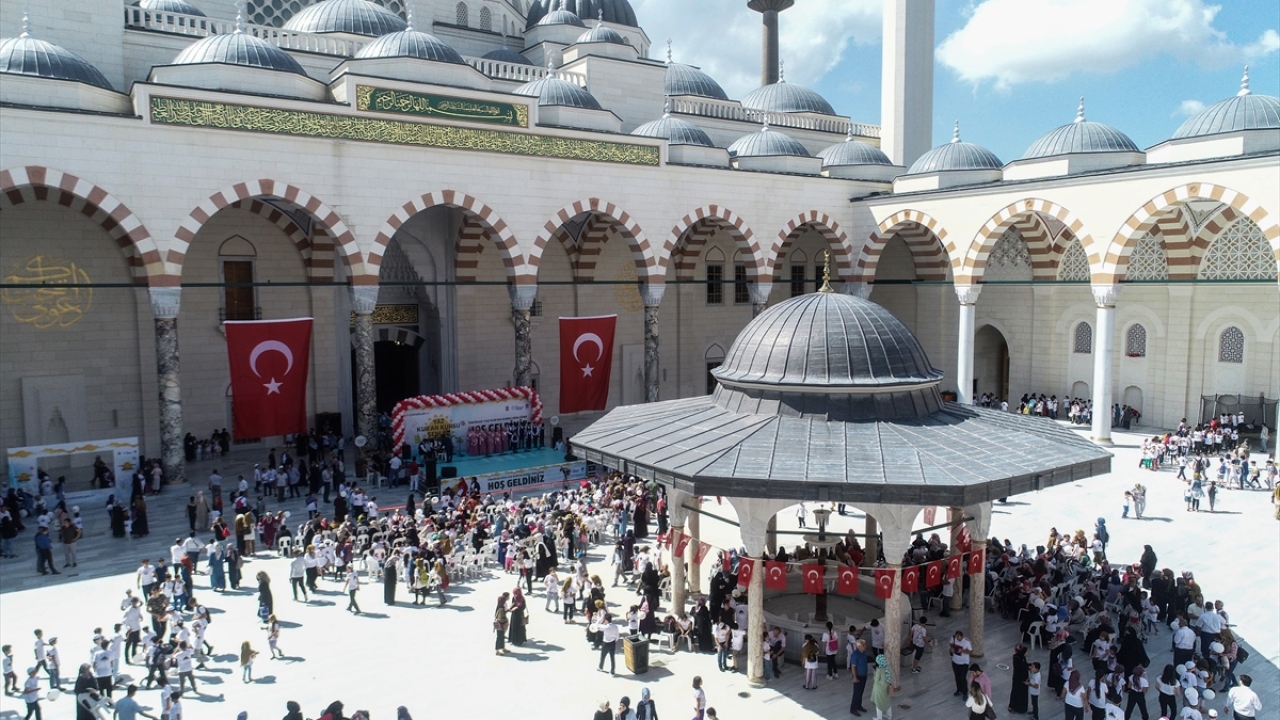 Bu tür etkinliklere ülkenin ihtiyacı olduğunu ifade eden Demiröz, "Türkiye`ye ve dünyaya örnek olacak bu etkinliğin devamının gelmesi, Kuran kurslarının kapanışında da yapılması gerektiğini düşünüyorum." diye konuştu. 